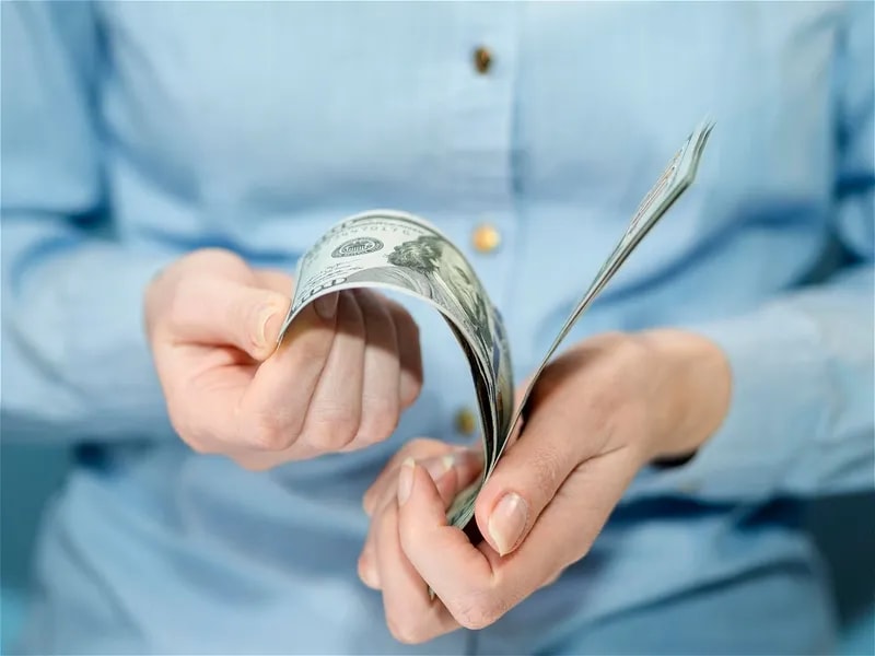 Зарплата в долларах или евро: законно ли это и что скрывается за такими условиями