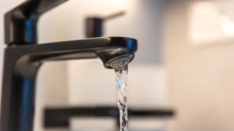 Вода еле течёт: что делать и можно ли требовать перерасчёт